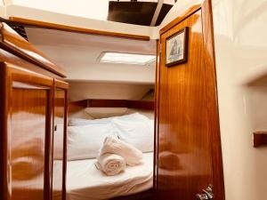 Postel nebo postele na pokoji v ubytování Ero- A floating Escape in Lisbon