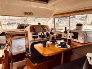 Posezení v ubytování Ero- A floating Escape in Lisbon + 6 fotografií