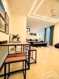 TV a/nebo společenská místnost v ubytování Saya's Abode - Railview Suites