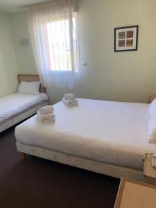 Postel nebo postele na pokoji v ubytování Hotel Restaurant Les Chataigniers