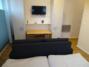 ダーメにあるLütt Plambeck-Appartement Petra DG 4のソファとテーブルのあるリビングルーム