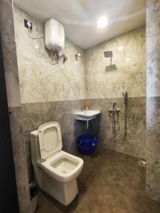 une salle de bain avec toilettes et lavabo dans l'établissement Lily Homes, à Guwahati 28 autres photos