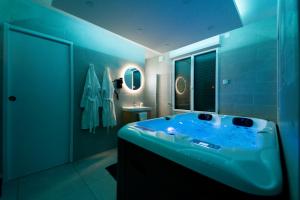 Kúpeľňa v ubytovaní Escapade Relaxante - Spa - Jacuzzi - Sauna - Privés + 21 fotografií