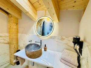 Ein Badezimmer in der Unterkunft Peaky Riders Self Check-in Hotel