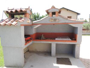 a pizza oven sitting on top of a house at Ferienhaus - Bungalow Lavanda 4 in Poreč