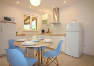 a kitchen with a table and chairs and a refrigerator at Ferienhaus - Bungalow Lavanda 4 in Poreč