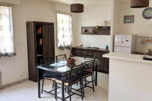 Una cocina con una mesa y sillas en una cocina. en Modern apartment in Val André 50m from the sea, en Pléneuf-Val-André 5 fotos más