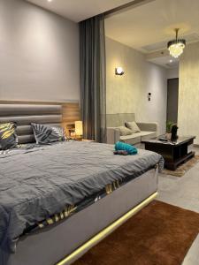 Ένα ή περισσότερα κρεβάτια σε δωμάτιο στο The Luxe Loft city or lake view