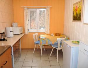 a kitchen with a table and chairs and a window at Ferienhaus in Waren Müritz in Kolonie Ecktanne