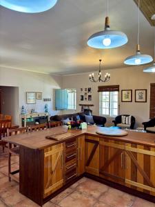 een keuken met een groot eiland in een woonkamer bij Sea Cottage on Julia in Franskraalstrand