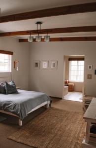 een slaapkamer met een groot bed in een kamer bij Sea Cottage on Julia in Franskraalstrand
