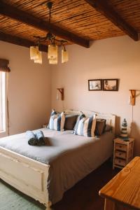 een slaapkamer met een groot bed met blauwe en witte kussens bij Sea Cottage on Julia in Franskraalstrand +17 foto's