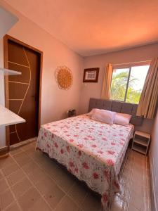 a bedroom with a bed and a window at Martinelli Residence Beira Mar I e II in Itamaracá