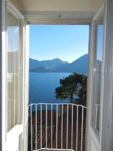 ギッファにあるCharmantes Pfarrhaus mit Seeblick und Gartenの水辺の景色を望む開口窓