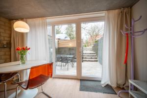 a room with a sliding glass door leading to a patio at Stylisches Apartment in Niebüll - Smart TV & WLAN in Niebüll