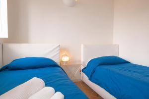 two beds sitting next to each other in a bedroom at CapriGetaway - Casa Due Golfi in Capri