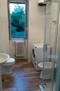 アルティピアニ・ディ・アルチナッツォにあるVilla Americo - Casa vacanze con parco privatoのトイレ、洗面台、窓のあるバスルーム