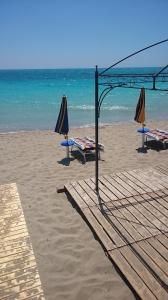 due ombrelloni e tavoli su una spiaggia con l'oceano di Gallipoli Lido San Giovanni vicino spiaggia a Gallipoli