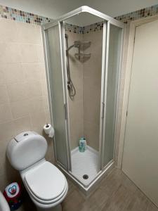 ein Badezimmer mit Dusche und Toilette in der Unterkunft The Seaside Serenity Terrace in Giardini-Naxos + 26 Fotos