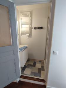 a hallway with a door leading to a bathroom at APPARTEMENT QUARTIER CATHEDRALE in Blois