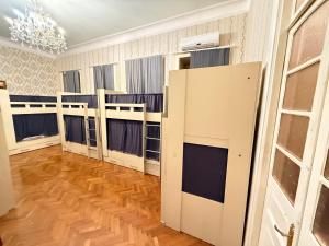 Kuchyň nebo kuchyňský kout v ubytování KM Hostel and Tourism