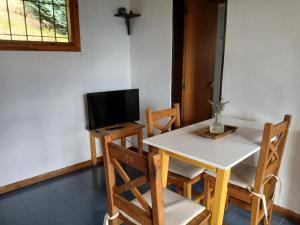 Televízia a/alebo spoločenská miestnosť v ubytovaní Michay Cabaña en entorno tranquilo y Vista al Lago