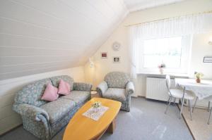 ein Wohnzimmer mit Sofa, Stühlen und einem Tisch in der Unterkunft Müller 4 - a10797 in Dahme