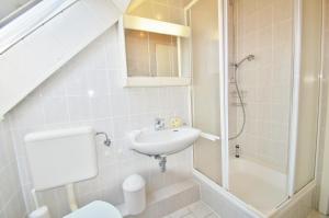 ein Badezimmer mit Waschbecken, Toilette und Dusche in der Unterkunft Müller 4 - a10797 in Dahme + 4 Fotos