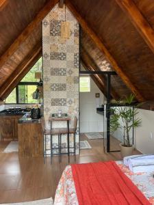 Habitación con cocina y mesa en una habitación. en CHALÉS VILA RICA - Bar do Ricardo, en Ouro Preto