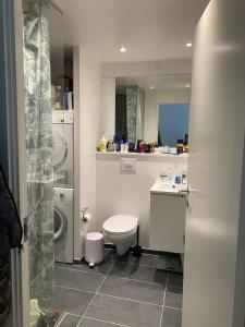 Ένα μπάνιο στο We offer for rent our wonderful apartment