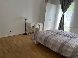 Ένα ή περισσότερα κρεβάτια σε δωμάτιο στο We offer for rent our wonderful apartment