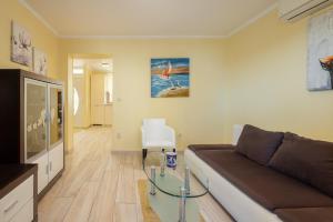 TV a/nebo společenská místnost v ubytování Perla Apartment - 2 min to the beach & free parking