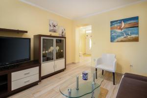 TV a/nebo společenská místnost v ubytování Perla Apartment - 2 min to the beach & free parking