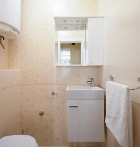 Koupelna v ubytování Perla Apartment - 2 min to the beach & free parking