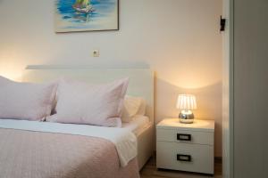 Postel nebo postele na pokoji v ubytování Perla Apartment - 2 min to the beach & free parking