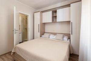 Postel nebo postele na pokoji v ubytování Perla Apartment - 2 min to the beach & free parking