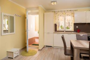 Kuchyň nebo kuchyňský kout v ubytování Perla Apartment - 2 min to the beach & free parking