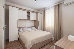 Postel nebo postele na pokoji v ubytování Perla Apartment - 2 min to the beach & free parking