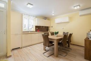 Kuchyň nebo kuchyňský kout v ubytování Perla Apartment - 2 min to the beach & free parking
