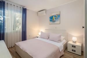 Postel nebo postele na pokoji v ubytování Perla Apartment - 2 min to the beach & free parking