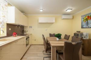 Kuchyň nebo kuchyňský kout v ubytování Perla Apartment - 2 min to the beach & free parking