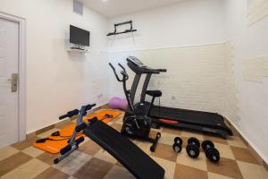 Fitness centrum a/nebo fitness zařízení v ubytování Perla Apartment - 2 min to the beach & free parking