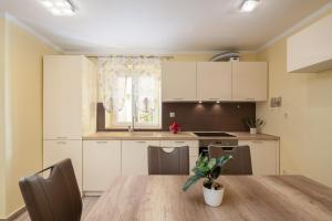 Kuchyň nebo kuchyňský kout v ubytování Perla Apartment - 2 min to the beach & free parking