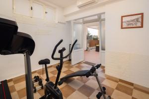 Fitness centrum a/nebo fitness zařízení v ubytování Perla Apartment - 2 min to the beach & free parking