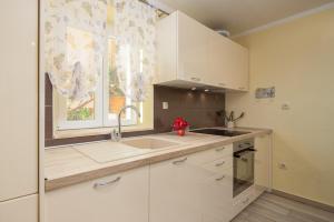 Kuchyň nebo kuchyňský kout v ubytování Perla Apartment - 2 min to the beach & free parking