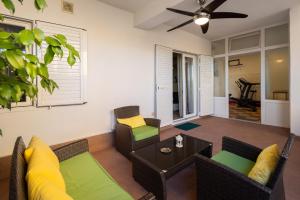 Posezení v ubytování Perla Apartment - 2 min to the beach & free parking