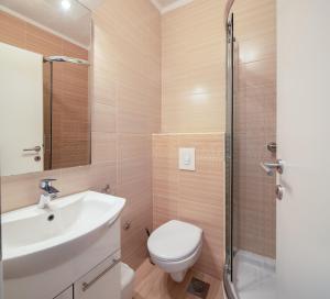 Koupelna v ubytování Perla Apartment - 2 min to the beach & free parking