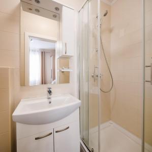 Koupelna v ubytování Perla Apartment - 2 min to the beach & free parking