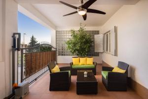 Posezení v ubytování Perla Apartment - 2 min to the beach & free parking + 24 fotografií