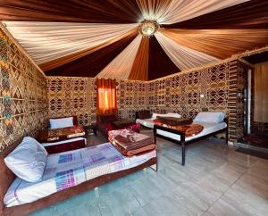 Postel nebo postele na pokoji v ubytování Salameh's Bedouin Camp